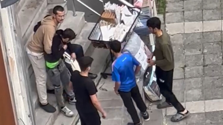 Kağıthane'de ağabey kardeşini rahatsız eden 2 kişiyi bıçakladı