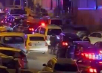 kadını darbedilmekten kurtaran esnafın dükkanını ateşe verdi