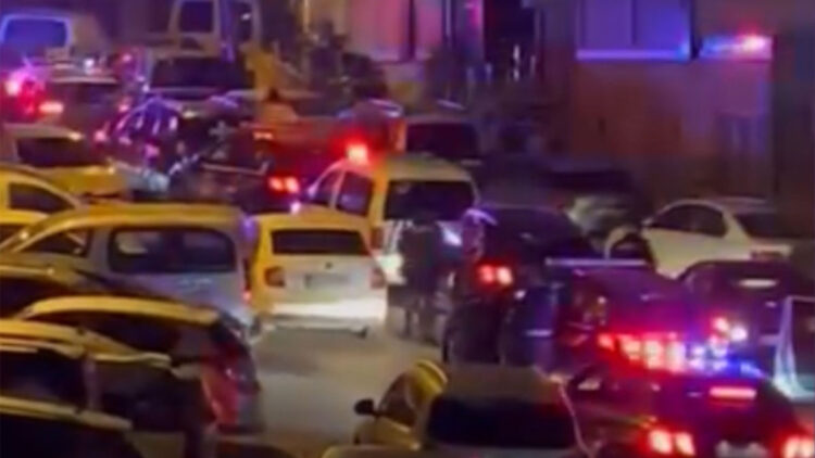 kadını darbedilmekten kurtaran esnafın dükkanını ateşe verdi