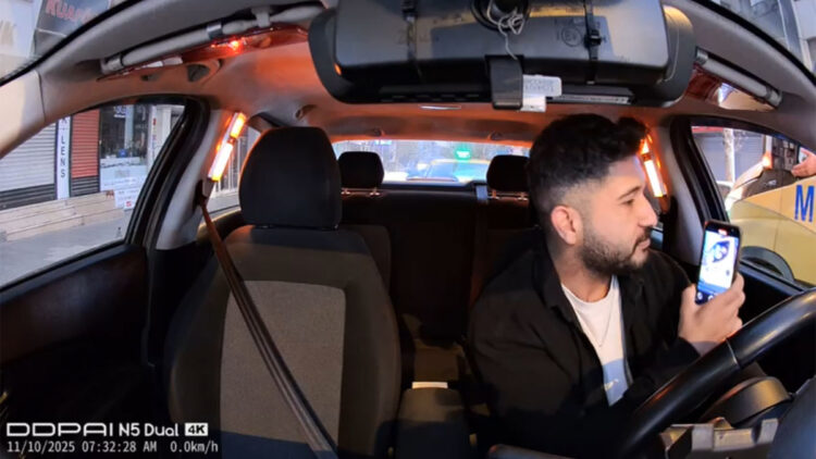 Kağıthane'de taksiciyle motosikletli arasında şerit tartışması