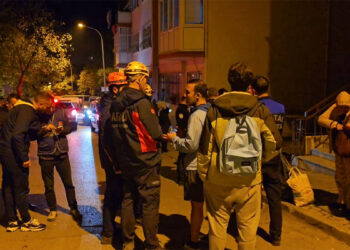 Kartal'da çatlaklar oluşan 4 katlı bina tahliye edildi