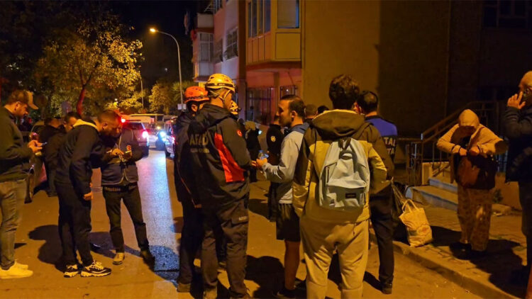 Kartal'da çatlaklar oluşan 4 katlı bina tahliye edildi