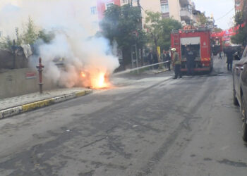 Küçükçekmece'de yer altı kablolarından çıkan kıvılcımlar otomobili yaktı