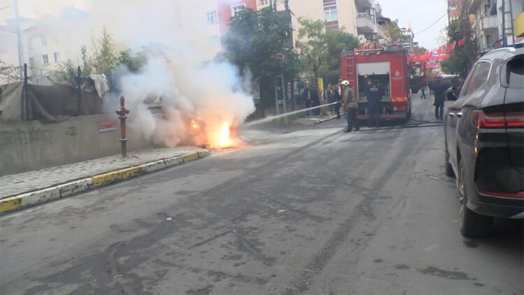 Küçükçekmece'de yer altı kablolarından çıkan kıvılcımlar otomobili yaktı