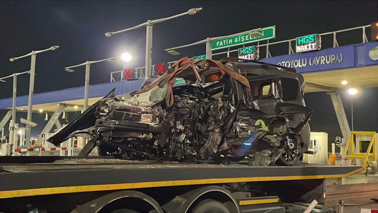 Kuzey Marmara Otoyolu'nda hafif ticari araç gişelere çarptı