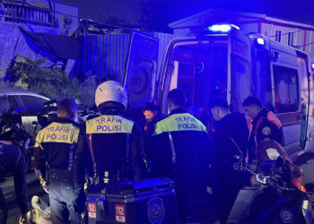 Sarıyer'de hafif ticari araç motosikletin üzerine devrildi: 2 yaralı