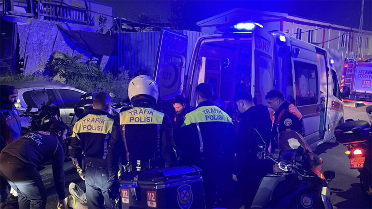 Sarıyer'de hafif ticari araç motosikletin üzerine devrildi: 2 yaralı