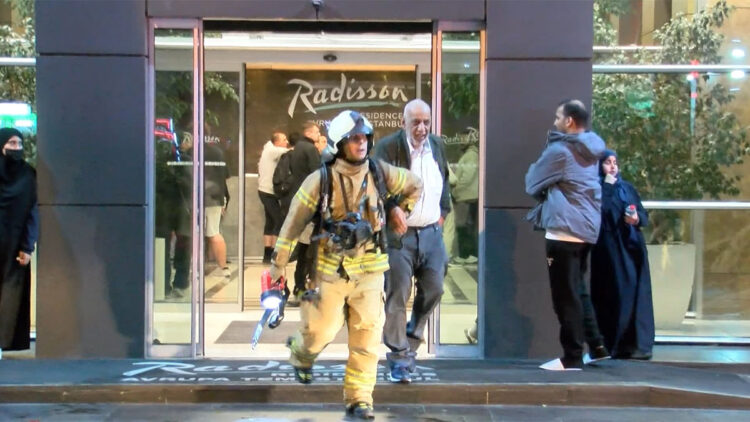 Sultangazi'de 27 katlı otelde yangın: 4 kişi hastaneye kaldırıldı