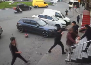 Sultangazi'de iş yerini su bastı; stajyere bıçakla saldırdı