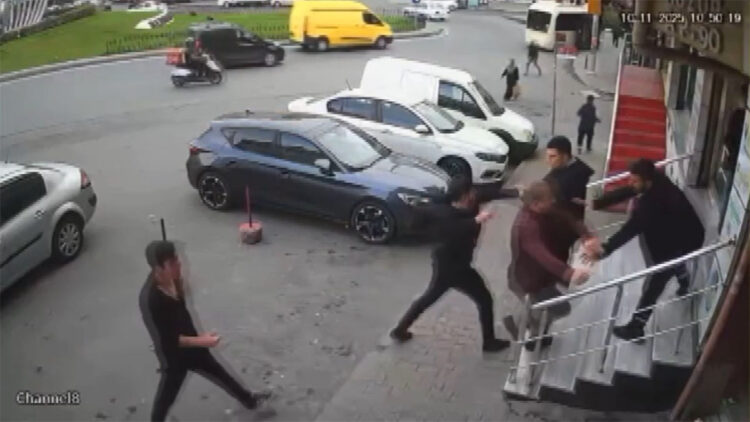 Sultangazi'de iş yerini su bastı; stajyere bıçakla saldırdı