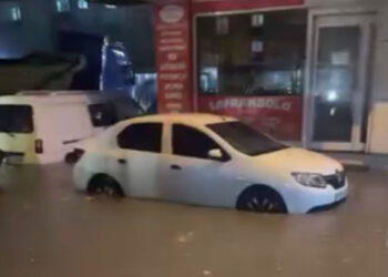 Sultangazi'de yağış sonrası araçlar yolda mahsur kaldı