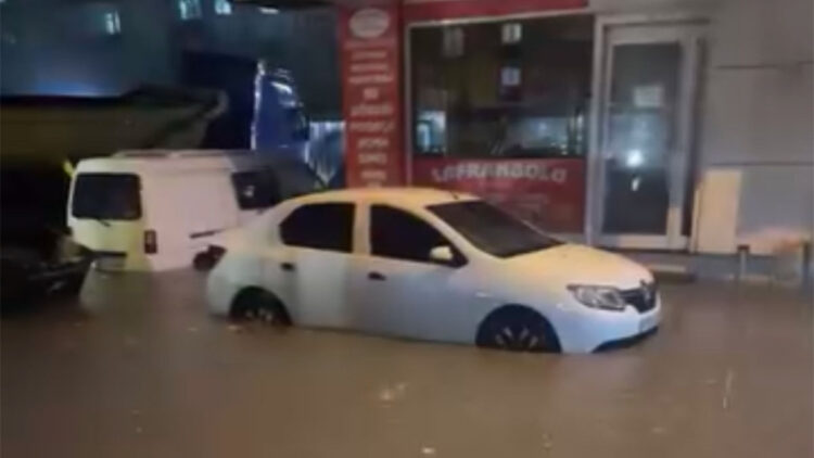 Sultangazi'de yağış sonrası araçlar yolda mahsur kaldı 