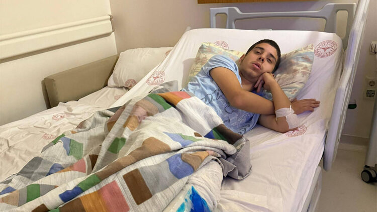 Sultangazi'de yolun karşısına geçerken otomobil çarptı