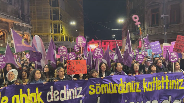 Taksim'de kadına şiddete karşı yürüyüş düzenlendi