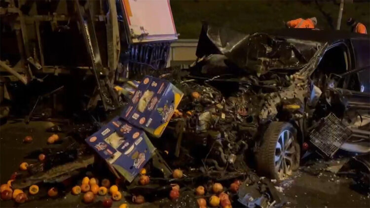 Ümraniye TEM Otoyolu'nda otomobil kamyonetle çarpıştı