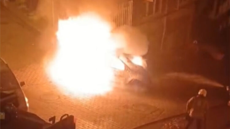 Park halindeki otomobil alev topuna döndü