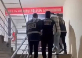 Otomobilin camını kırıp teyp ve ses sistemi çalan 2 şüpheli yakalandı