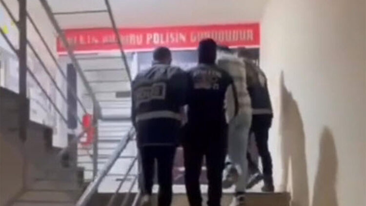 Otomobilin camını kırıp teyp ve ses sistemi çalan 2 şüpheli yakalandı