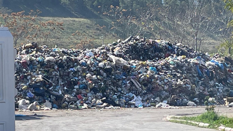 Uzundere Mahallesi'nin çöp toplama sahası olarak kullanılmasına tepki