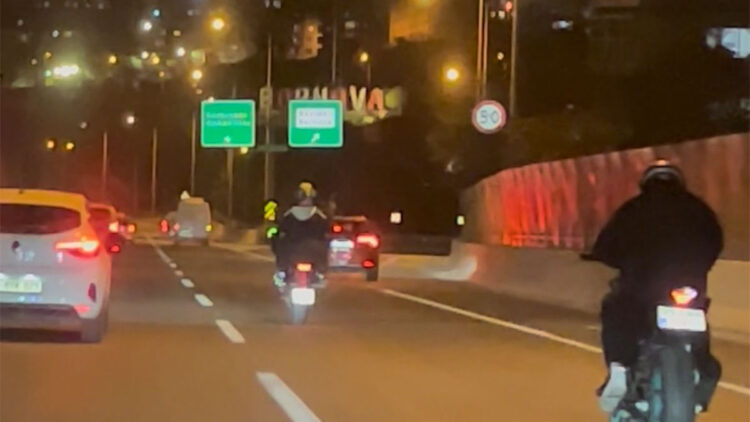 İzmir'de 2 motosikletlinin tehlikeli yolculuğu