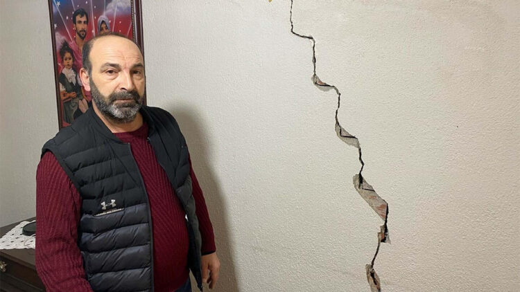 Evlerinde çatlaklar oluşan mahalleli panikatak hastası oldu