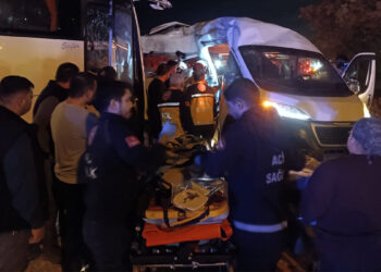 İzmir'de servis otobüsü ile servis minibüsü çarpıştı: 13 yaralı