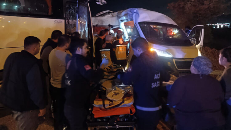 İzmir'de servis otobüsü ile servis minibüsü çarpıştı: 13 yaralı