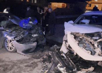 İki otomobil kafa kafaya çarpıştı: 7 yaralı