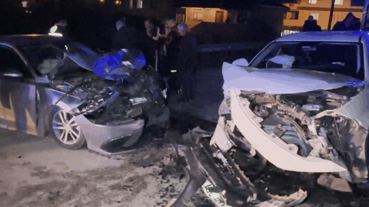 İki otomobil kafa kafaya çarpıştı: 7 yaralı