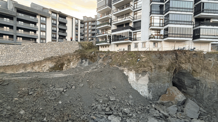 İnşaat alanında toprak kayması: 70 kişi evlerinden tahliye edildi