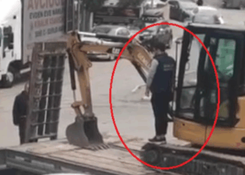 İş makinesi operatörü çekici üstünde; çaycı elinde tepsiyle Ata'yı andı