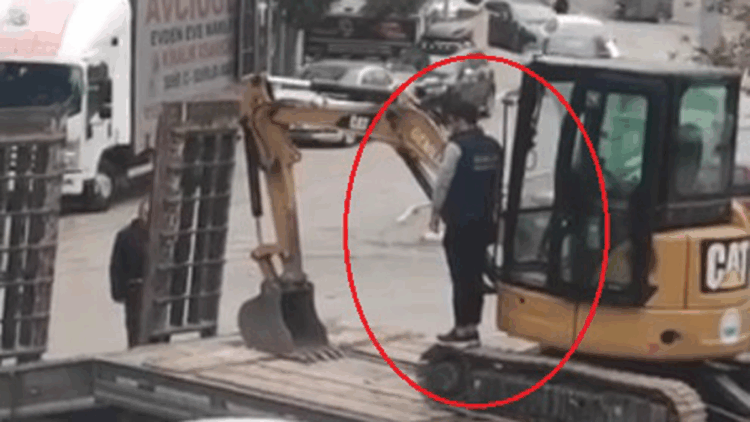 İş makinesi operatörü çekici üstünde; çaycı elinde tepsiyle Ata'yı andı