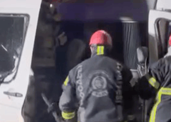 İşçileri taşıyan minibüs TIR'a arkadan çarptı: 9 yaralı