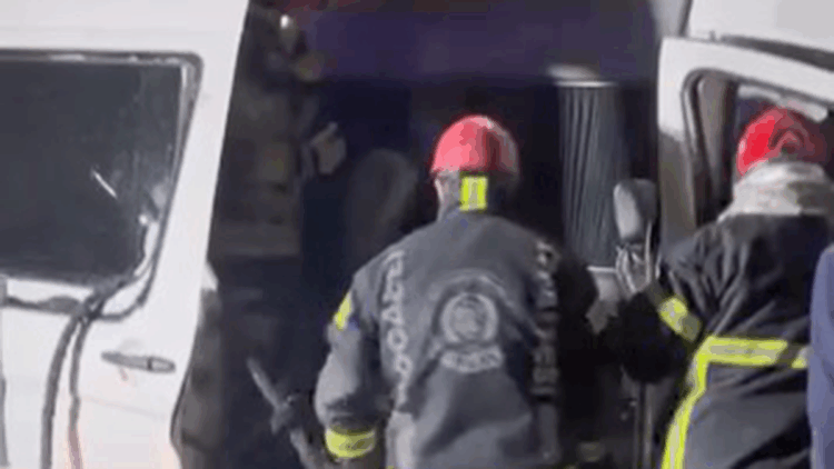 İşçileri taşıyan minibüs TIR'a arkadan çarptı: 9 yaralı