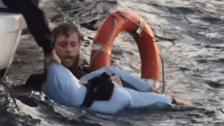 İstanbul Boğazı'nda denize düşen kadını turist kurtardı