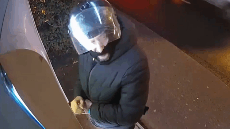 İstanbul'da ATM'lerden para çalan hırsız kamerada