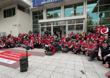 İzmir'de Büyükşehir Belediyesi işçilerinden oturma eylemi
