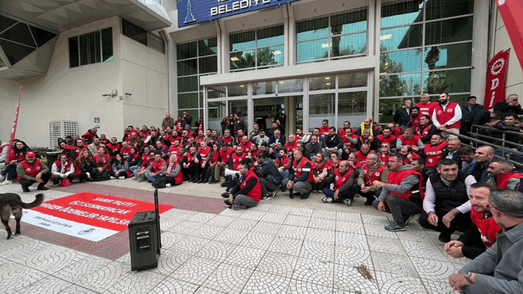 İzmir'de Büyükşehir Belediyesi işçilerinden oturma eylemi