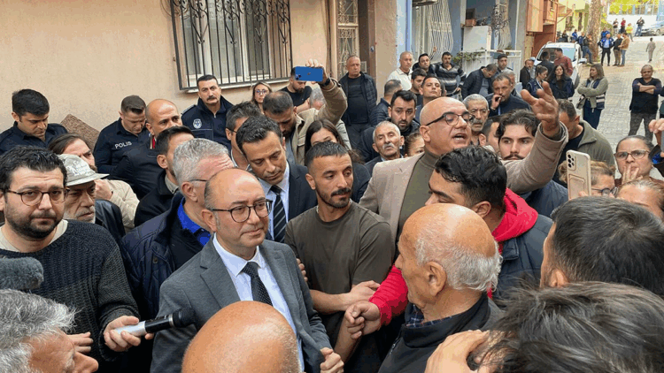 İzmir’de hasarlı evin tahliyesi sırasında arbede