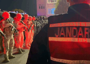İzmir'de suç örgütü operasyonunda gözaltına alınan 23 şüpheli adliyede