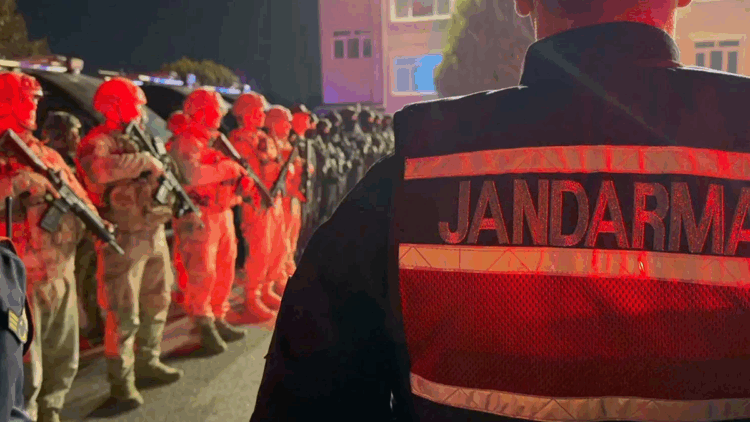 İzmir'de suç örgütü operasyonunda gözaltına alınan 23 şüpheli adliyede