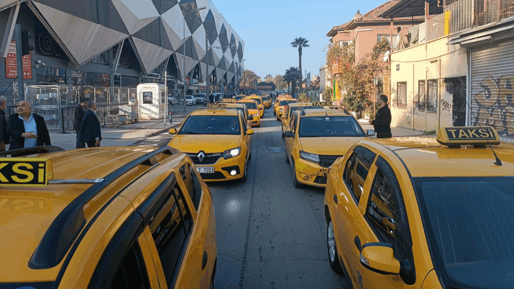 İzmir'de taksici esnafı, korsan taşımacılığa karşı kontak kapattı