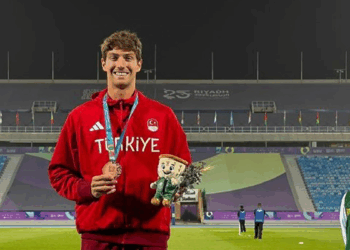 İzmirli Milli Atlet İsmail Nezir’den anlamlı madalya