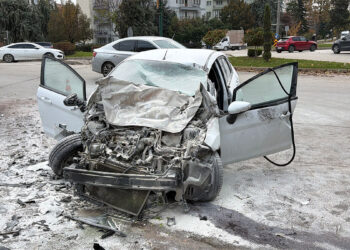 Eskişehir'de kamyona çarpan otomobilin sürücüsü öldü