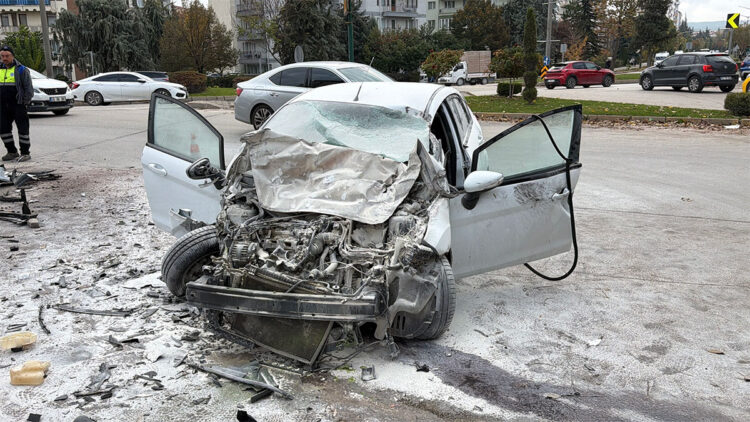 Eskişehir'de kamyona çarpan otomobilin sürücüsü öldü