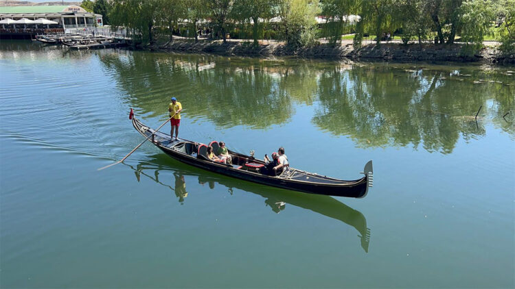 Kızılırmak Nehri'ndeki gondol turlarına yoğun ilgi