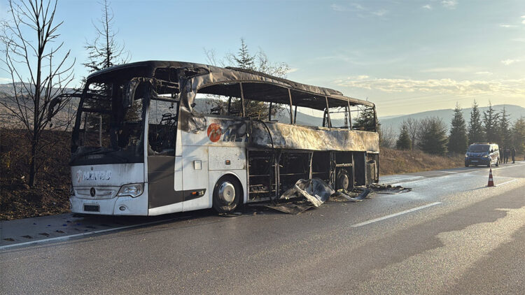 Karabük'te seyir halindeki yolcu otobüsü yandı