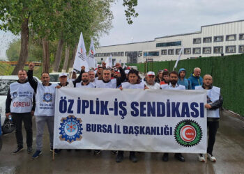 Karesi Tekstil'de çalışan işçiler anayasal haklarını istiyor