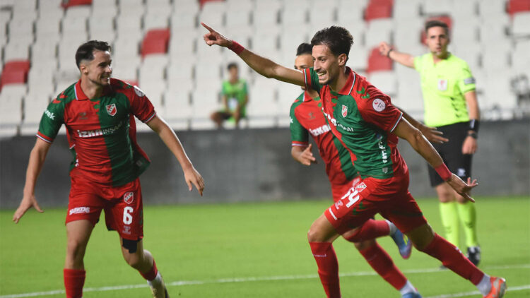 Karşıyaka ile Denizli İdmanyurdu zirve yarışında