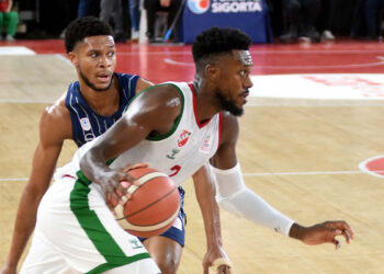 Karşıyaka Mike Moore ile vedalaştı